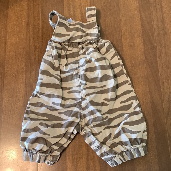 Bundle of Baby girl clothes. Two NB, One 0-3mo. EUC. - Picture 6 of 12